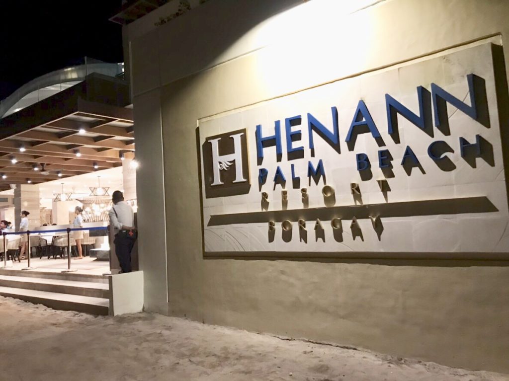 今回ご紹介するホテルは【ヘナンパームビーチホテル(HENANN PALM BEACH HOTEL)】